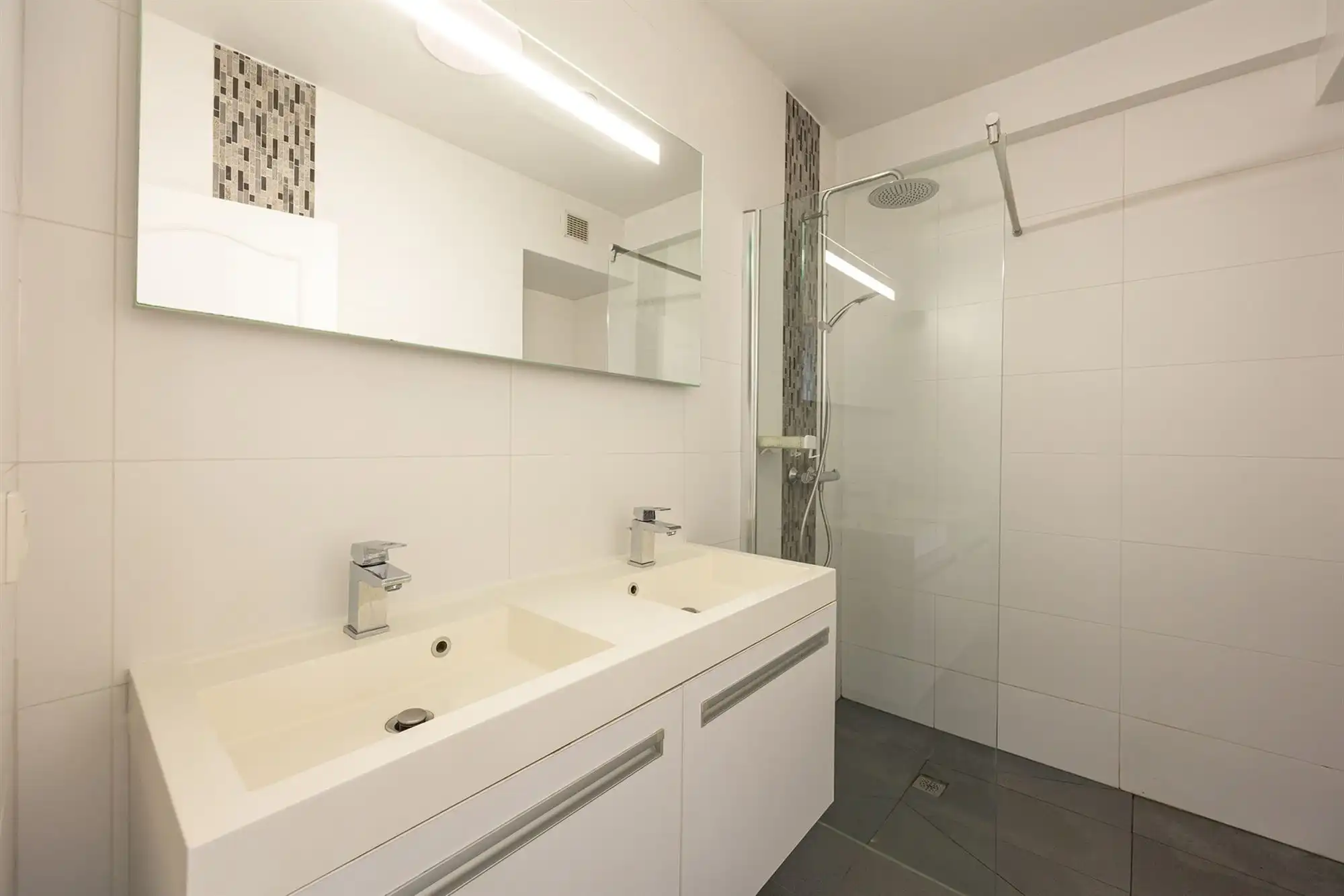 Instapklaar appartement met 2 slaapkamers en terras foto 9