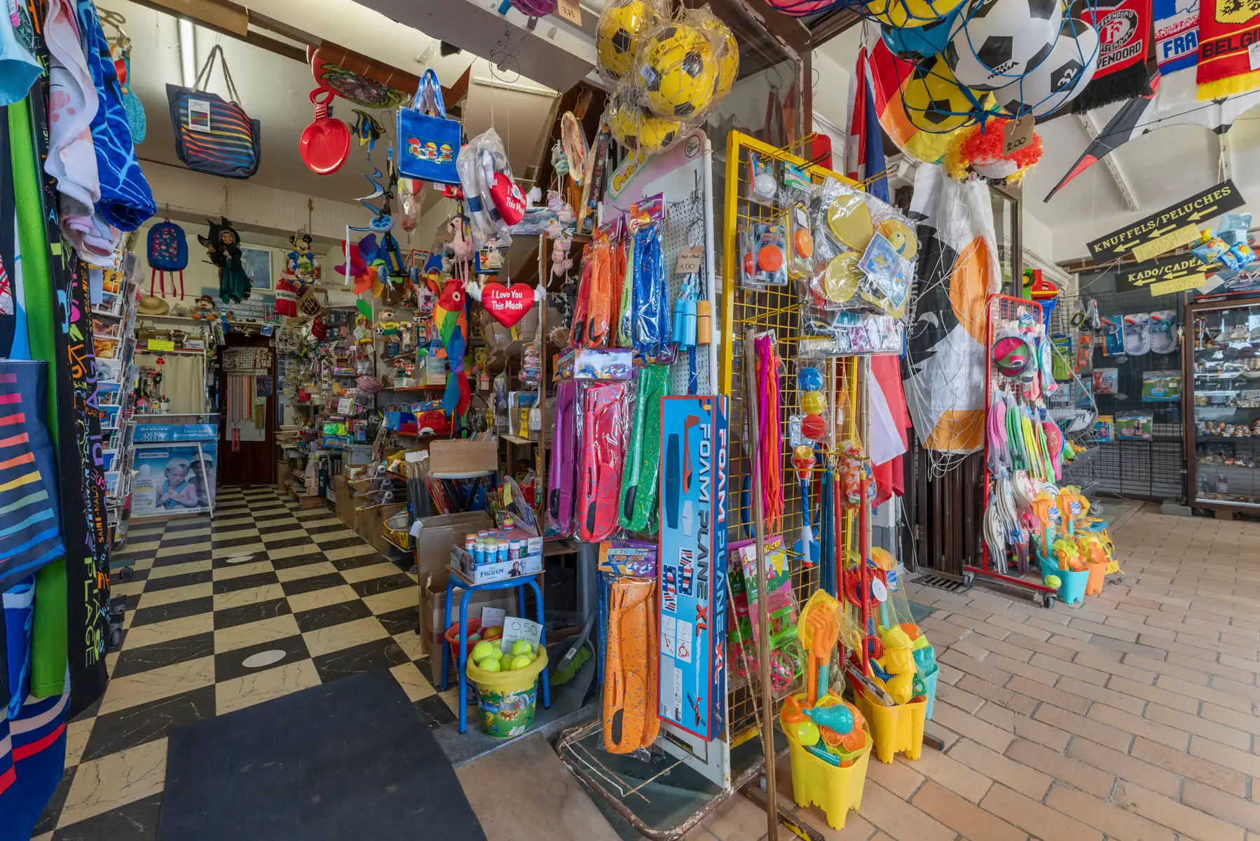 Dé strandwinkel van Sint-Idesbald staat te koop! foto 8