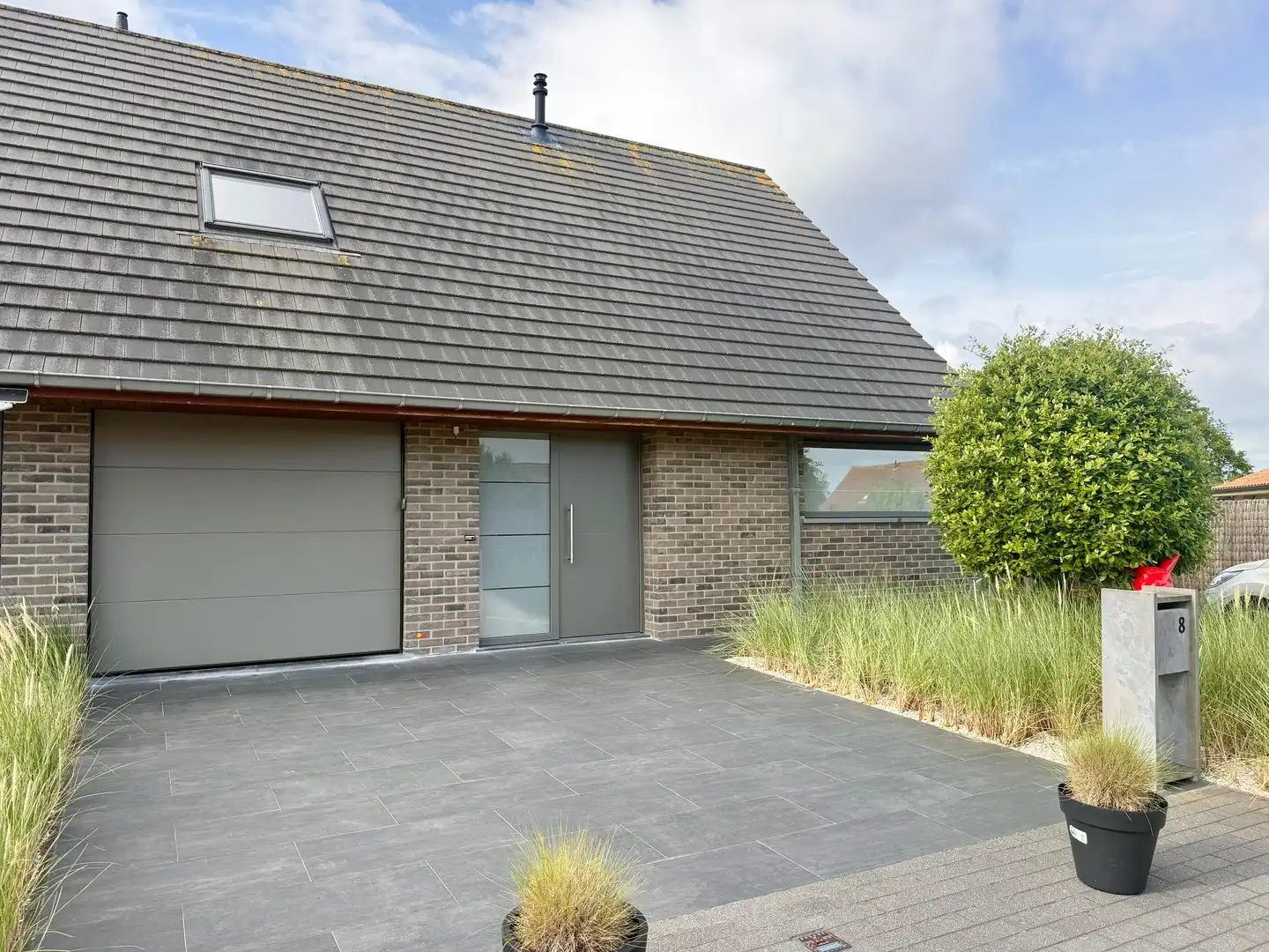 Lombardsijde, uiterst verzorgde koppelwoning op het einde van een doodlopende straat. foto {{pictureIndex}}