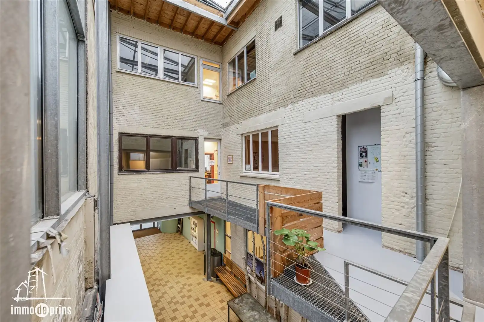 Kantoorgebouw voor diverse doeleinden foto 2