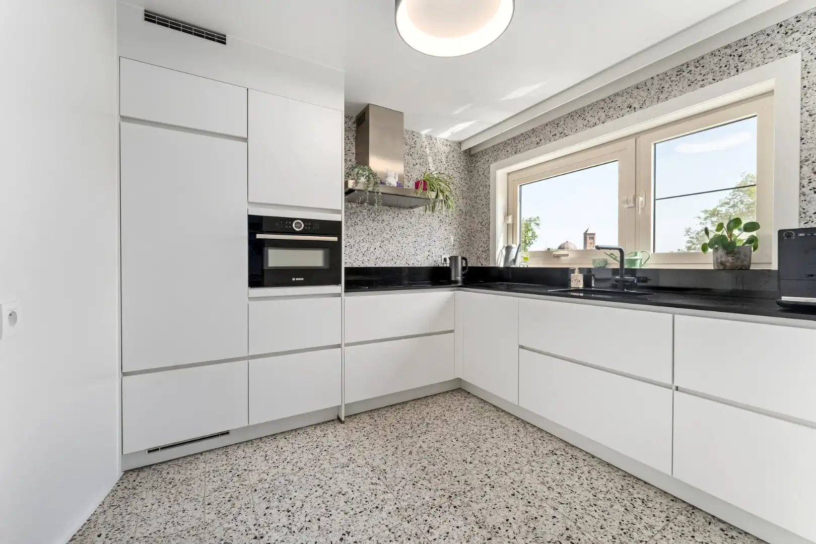 Lichtrijk en instapklaar appartement met garage te Kristus-Koning foto 5