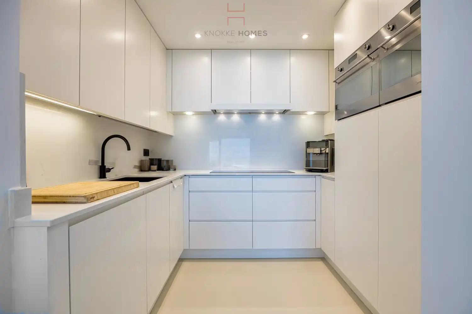 Mooi gerenoveerd vakantie-appartement op de zeedijk in Duinbergen foto 9