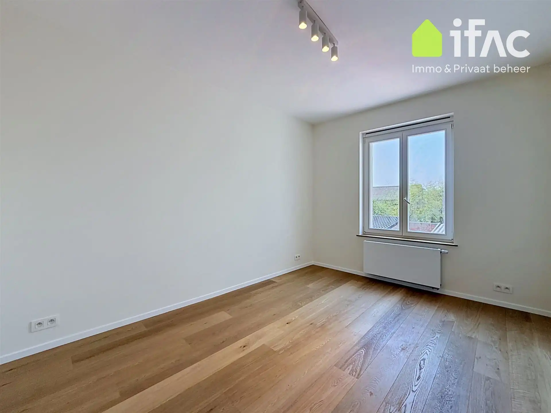 Lichtrijke gerenoveerde rijwoning met zonnig terras foto 7