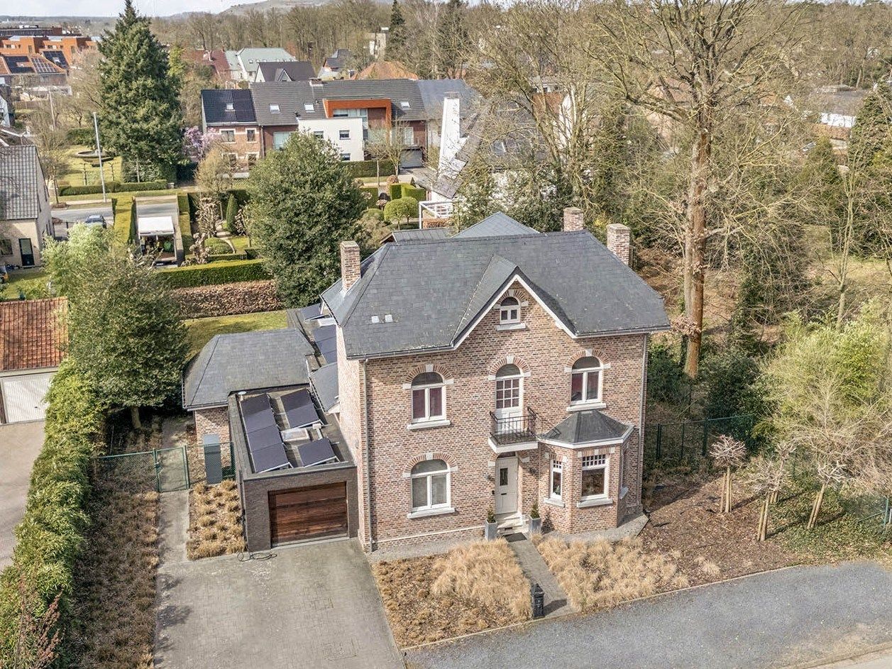 Statige vrijstaande herenwoning vlakbij Genk-centrum - EPC A-Label foto {{pictureIndex}}