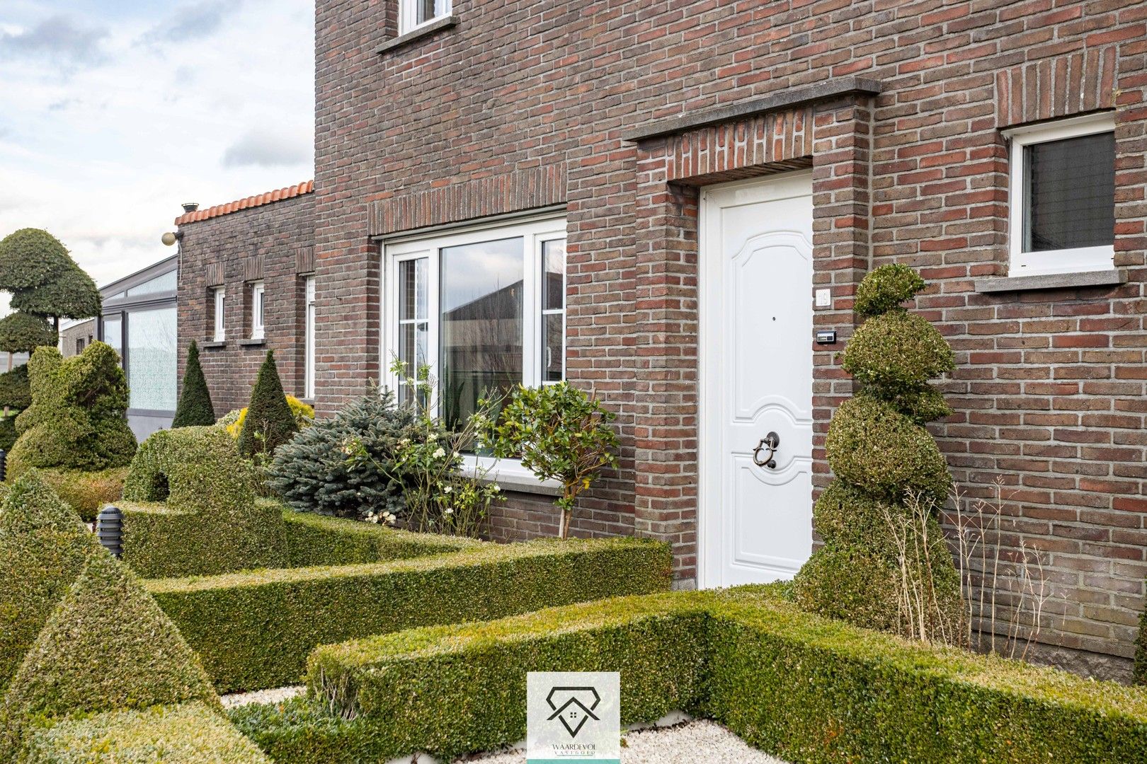 Instapklare woning met tuin en ruime garage te koop foto 3