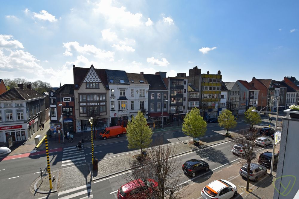 Zonnig en instapklaar appartement gelegen op enkele passen van de Markt! foto 7