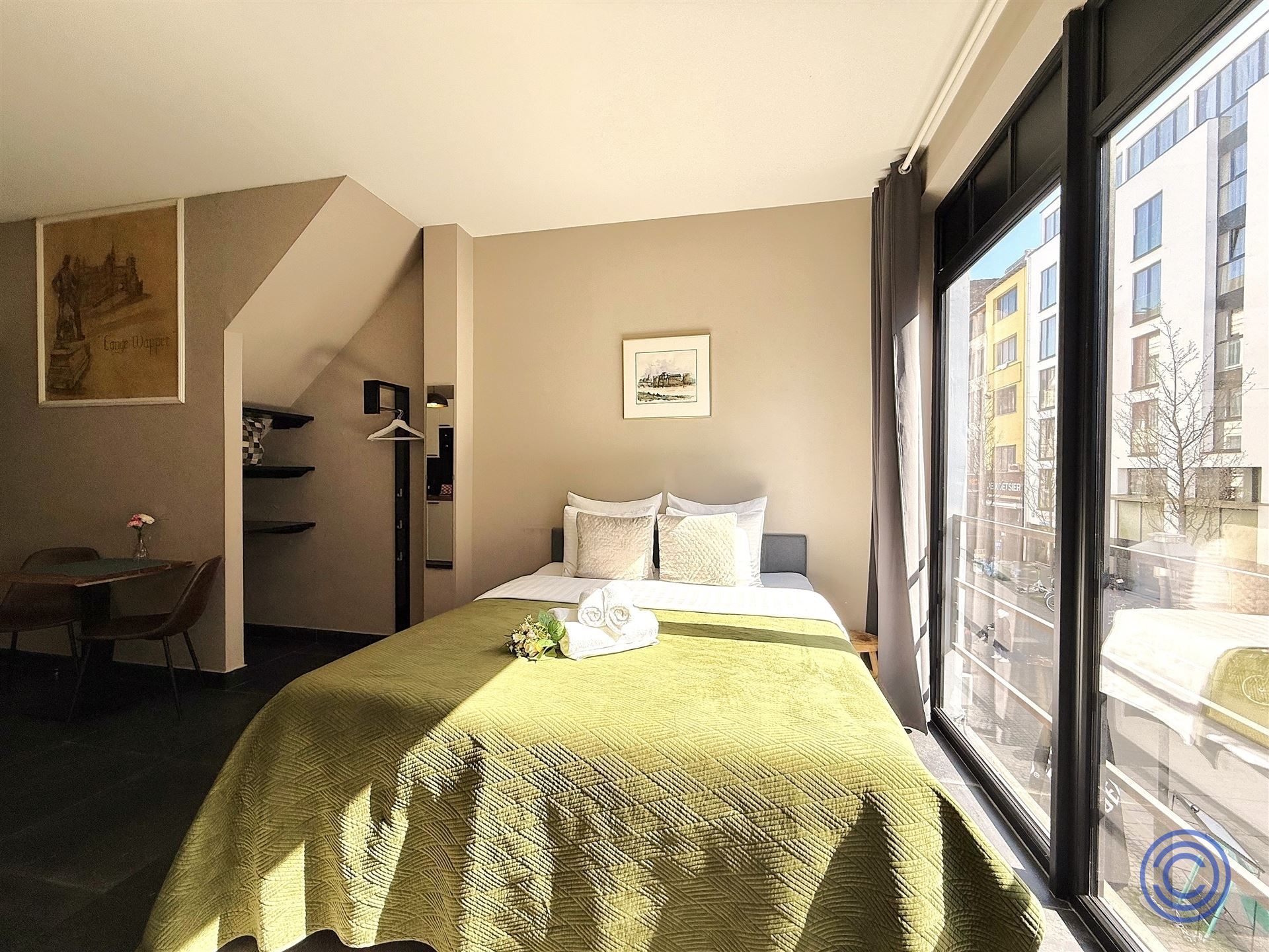 Vergund en instapklaar pand met handelspand en 3 studio's voor Airbnb! foto 2