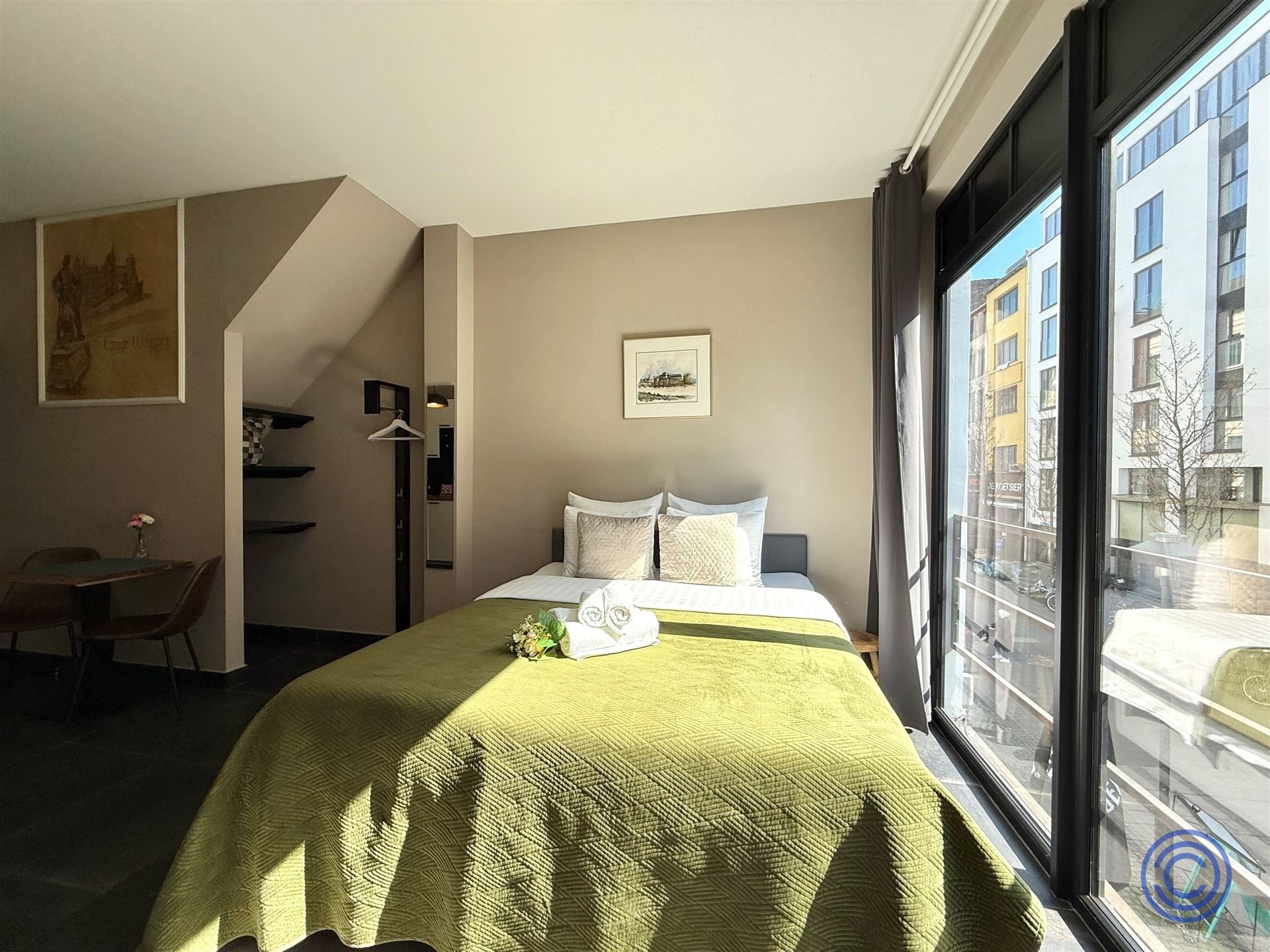 Appartementsgebouw met een handelspand en 3 logies op centrale locatie! foto 2