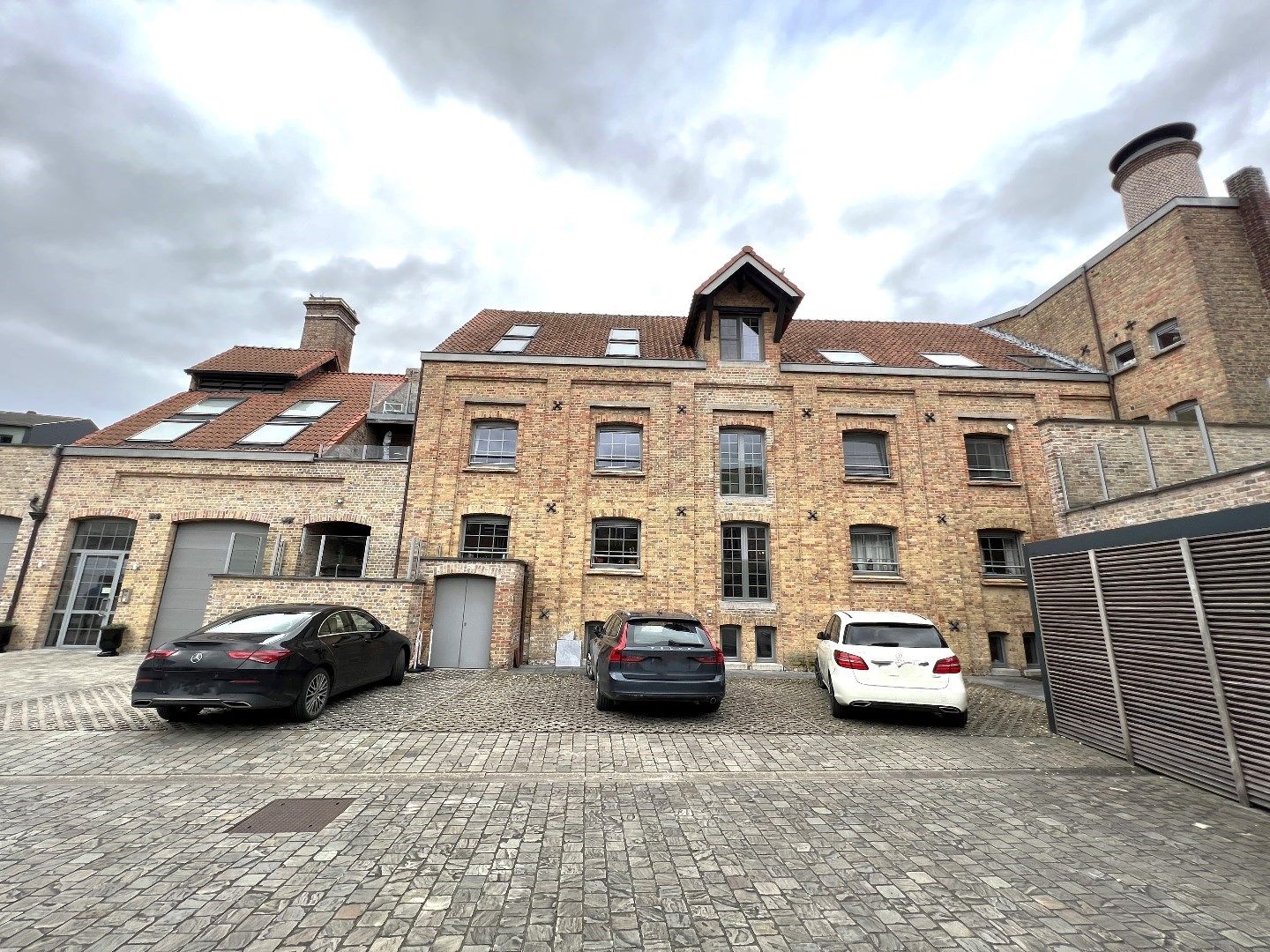 RUSTIG GELEGEN APPARTEMENT (228M²) IN HET CENTRUM VAN IEPER MET TERRAS foto 2
