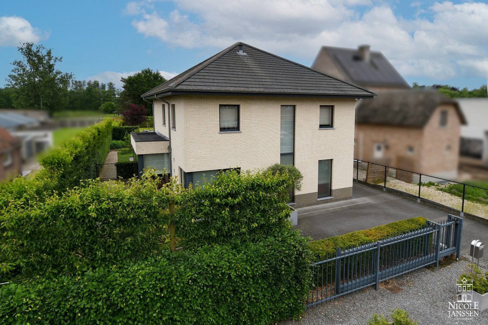 Instapklare goed onderhouden gezinswoning met mooie tuin met gezellig overdekt terras foto {{pictureIndex}}