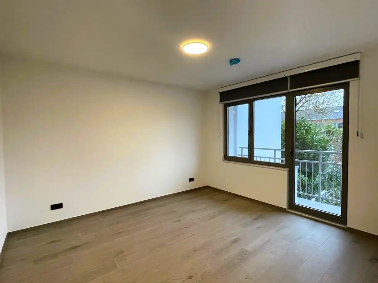 Prachtig afgewerkt en energetisch gerenoveerd gelijkvloers appartement op topligging met grote garagebox foto 9