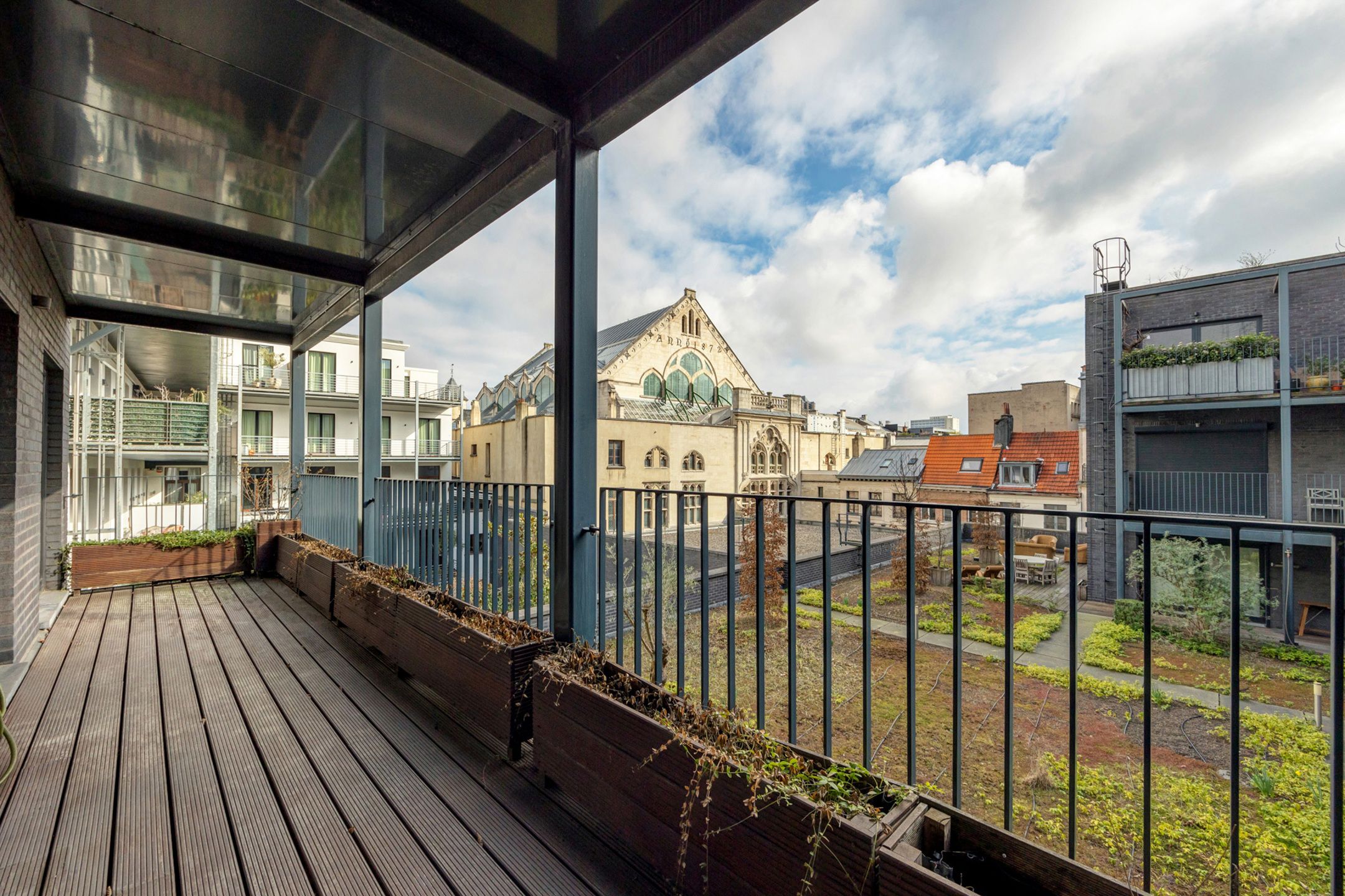 Appartement met ruim terras te huur in centrum Antwerpen foto {{pictureIndex}}