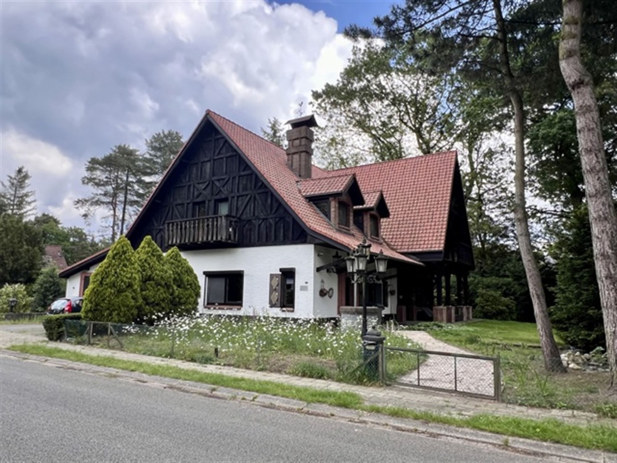 Deels gerenoveerde villa op grote grond foto 3