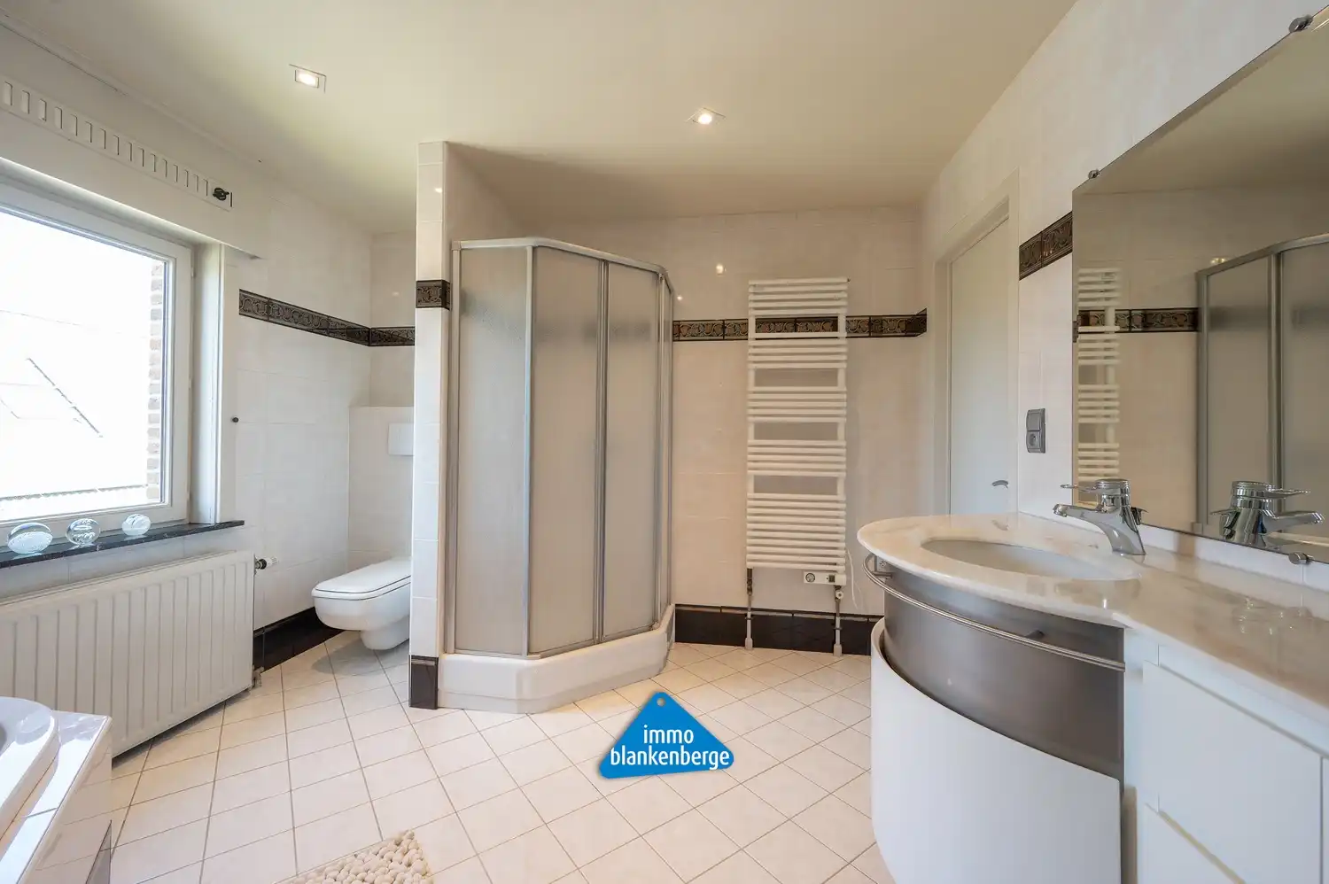 Instapklare Gezinsvilla met Tuin op Rustige en Centrale Ligging foto 33