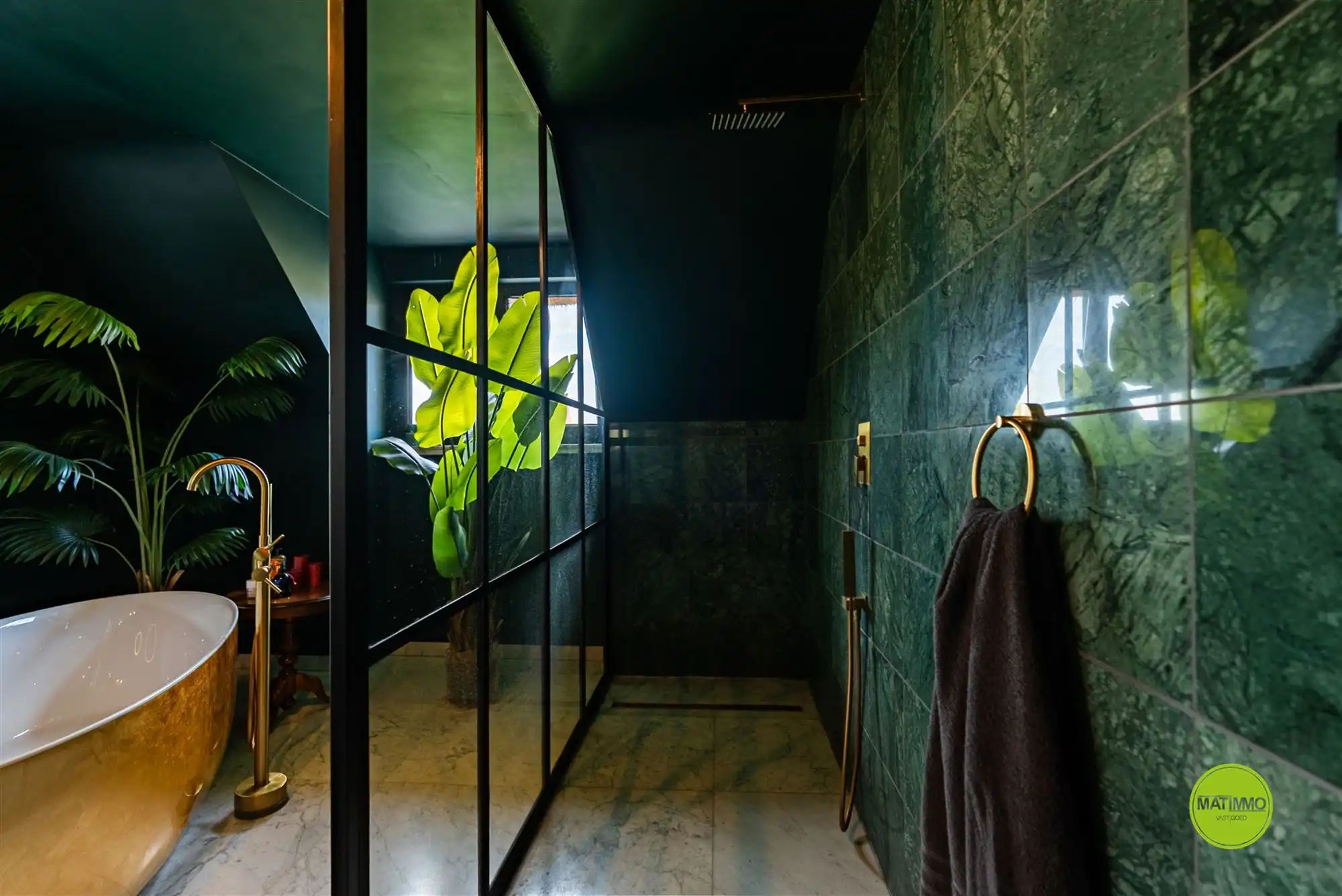 Unieke, luxueus gerenoveerde woning op uitzonderlijk perceel foto 43