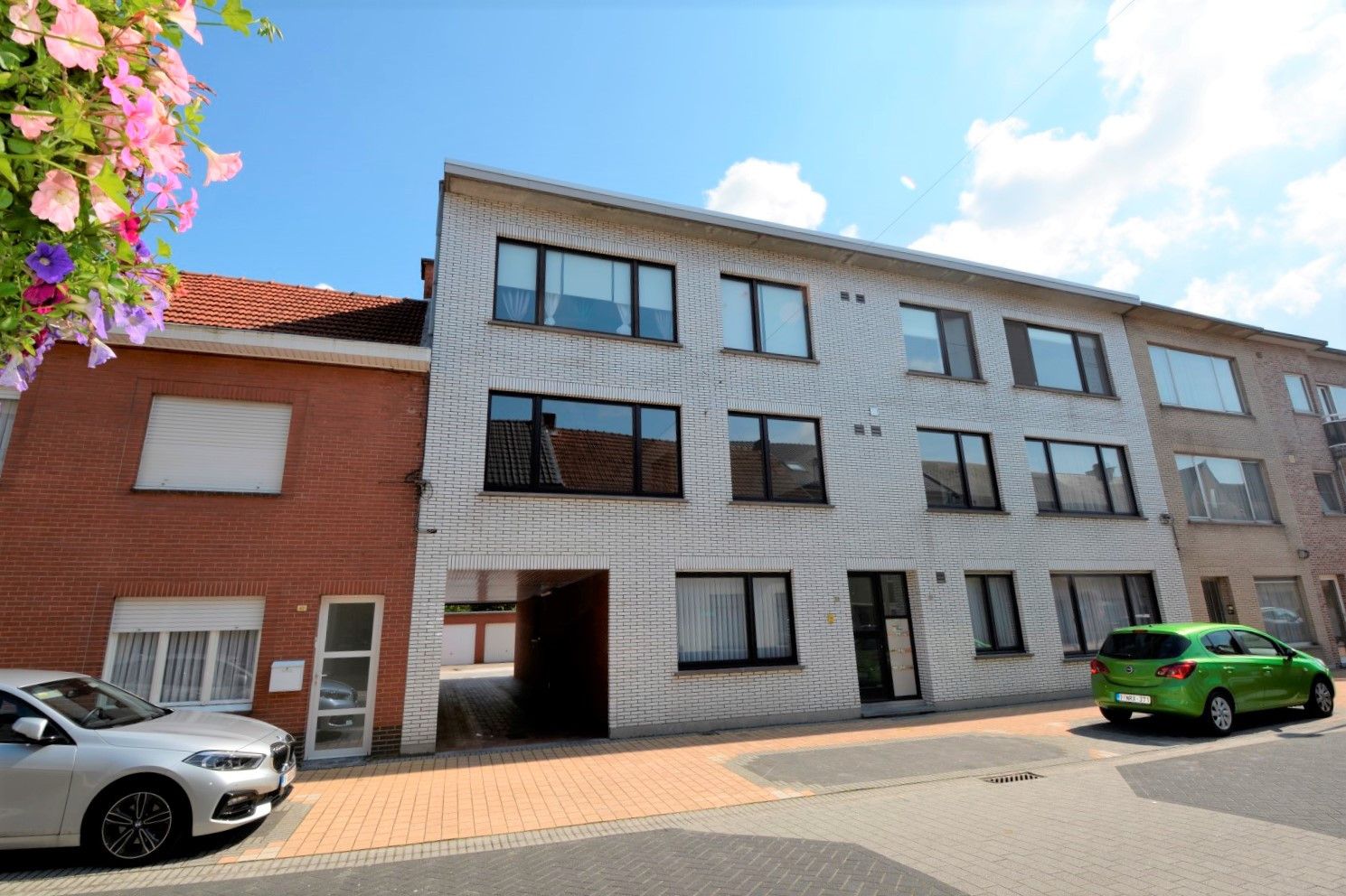 INSTAPKLAAR APPARTEMENT MET 1 SLK EN GARAGE! foto {{pictureIndex}}