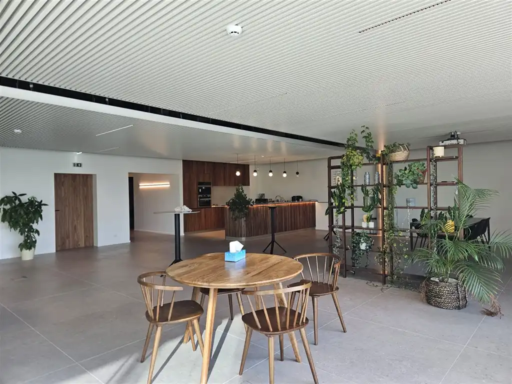 Magazijn met laad- en loskade en high end kantoren foto 8