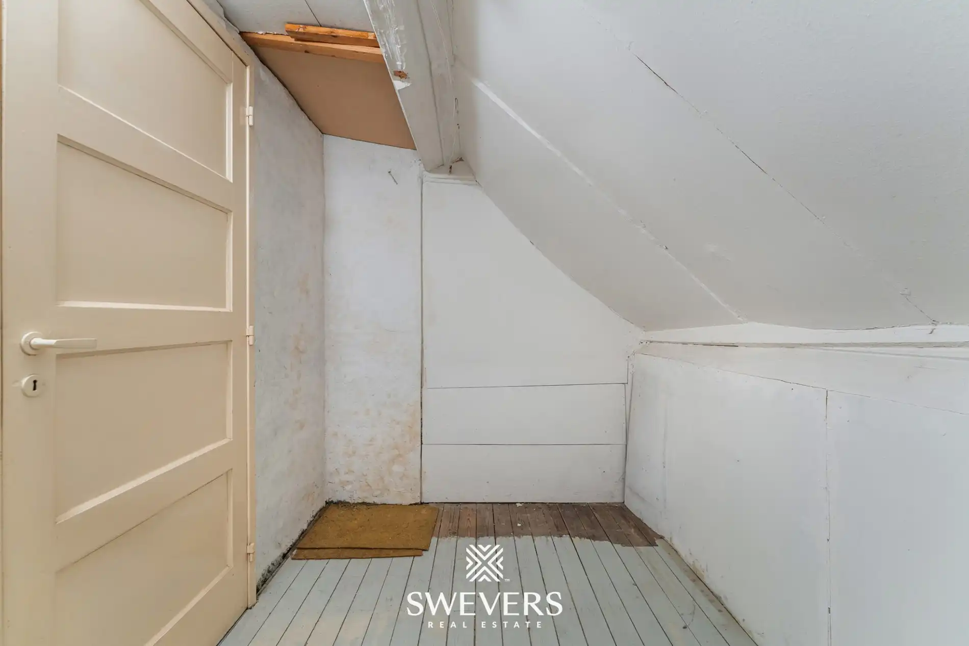 Te renoveren woning met grote tuin en 5 slaapkamers in Genk foto 28