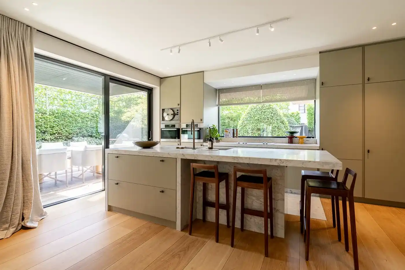 Recent gebouwde villa voorzien van een luxe afwerking, grenzend in alle privacy aan het Zwin nabij de Oosthoek  foto 9