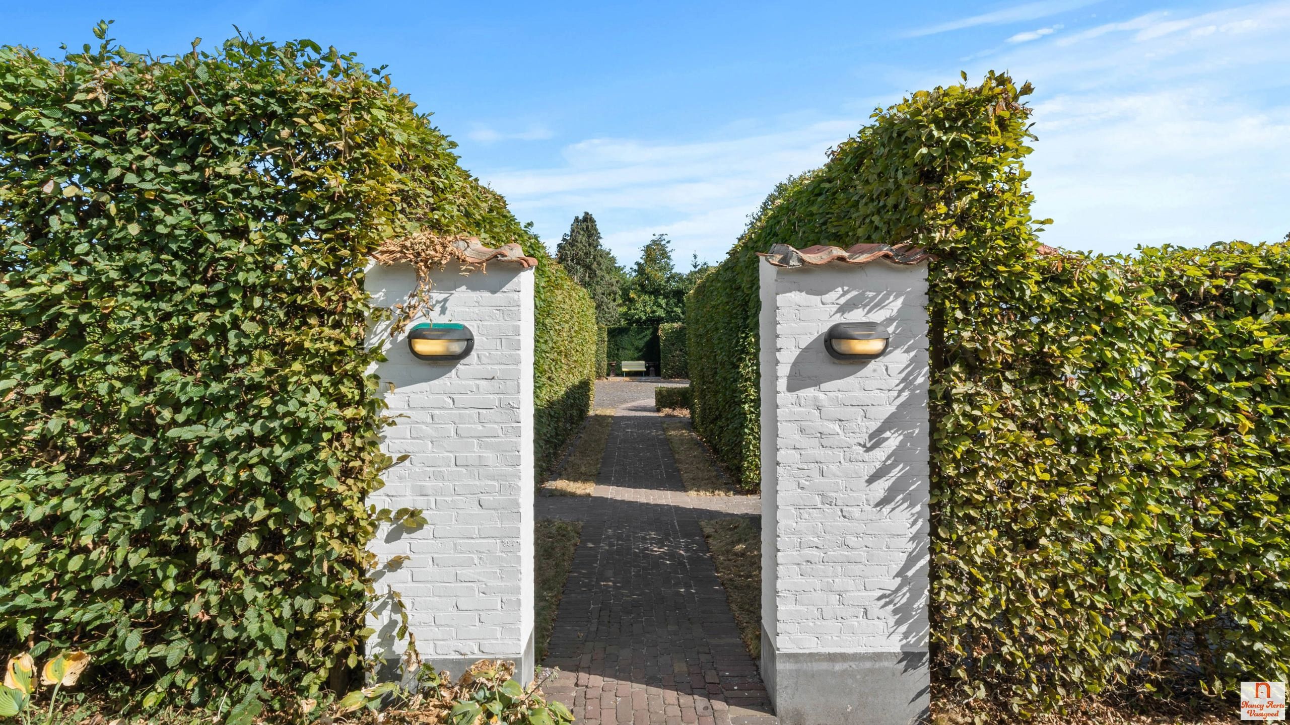 Instapklare woning met uitzonderlijk grote tuin met vijver foto 35