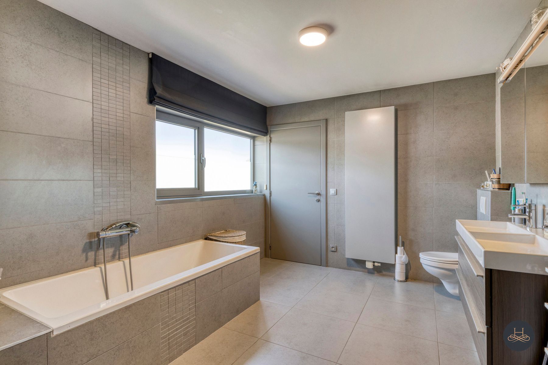 Ruime en recente woning met zwembad foto 19