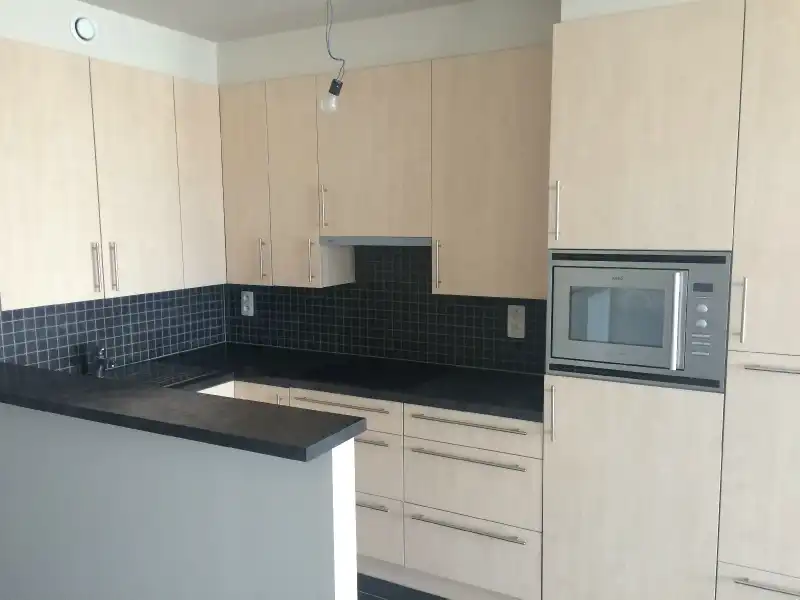 Centraal gelegen appartement met ruime zonneterras en garage vlakbij de K in Kortrijk. foto 2