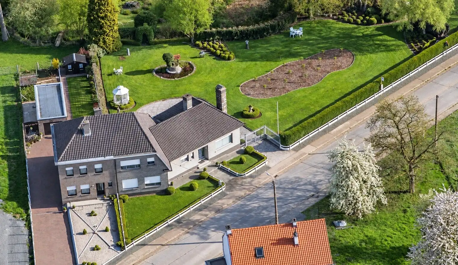 Exclusief landhuis op 2.917 m² met dubbele garage, prachtig zicht over de velden en optimale privacy. foto 3