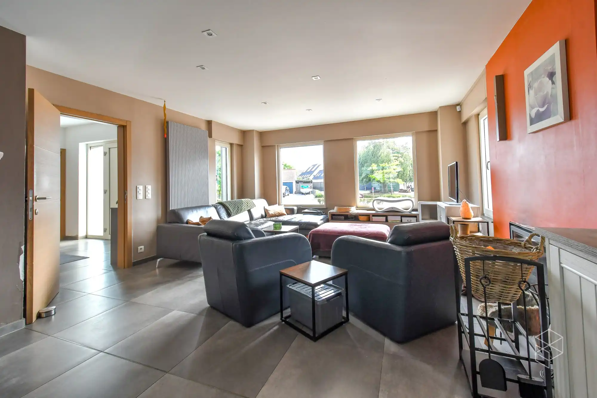 Grote woning met 4 slpk en grote tuin foto 4