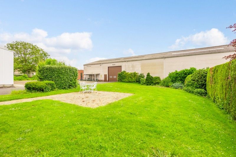 Woning, open bebouwing met naastliggende, grote loods op 18are foto 38