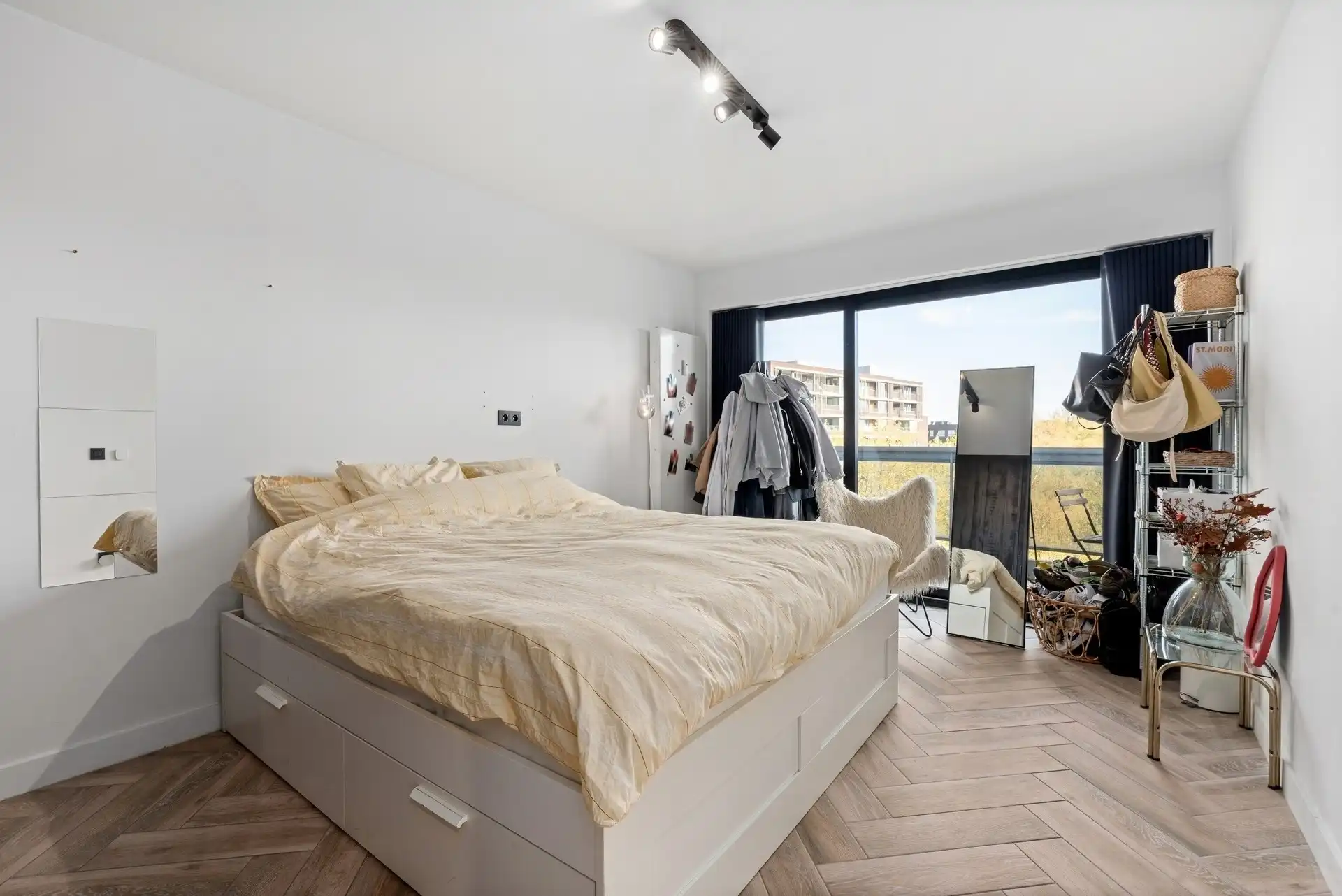 Gerenoveerd appartement met ruim terras foto 9