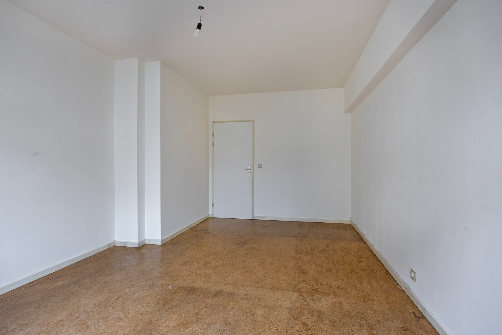 Op te frissen 1-slaapkamer-appartement in het bruisende Schaarbeek foto 14