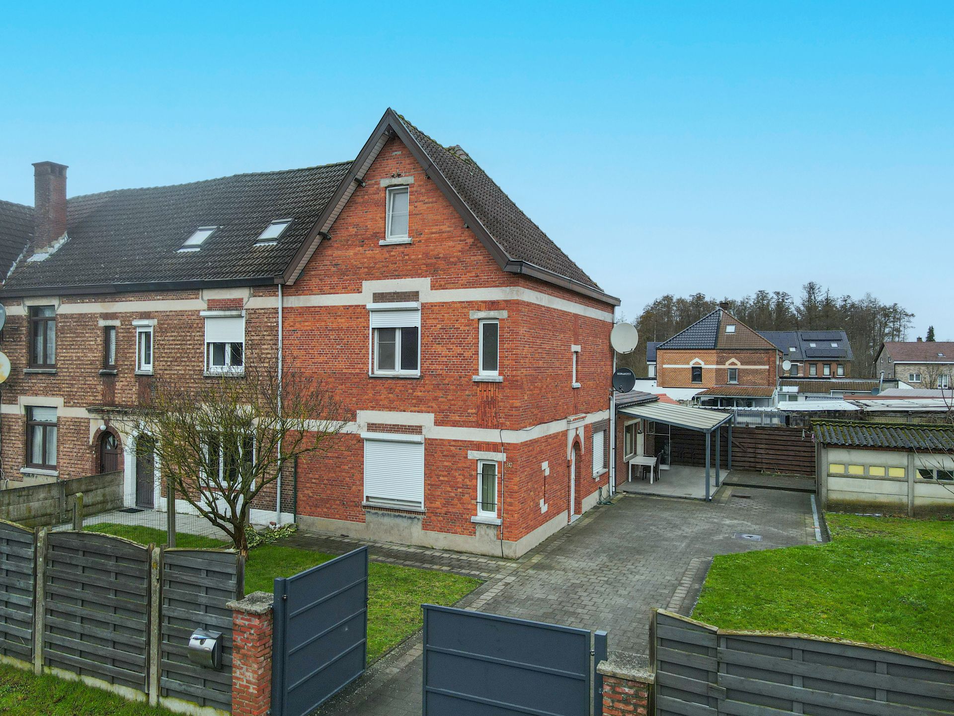 Vernieuwde ruime woning met 4slpks en terras te Beringen! foto 2