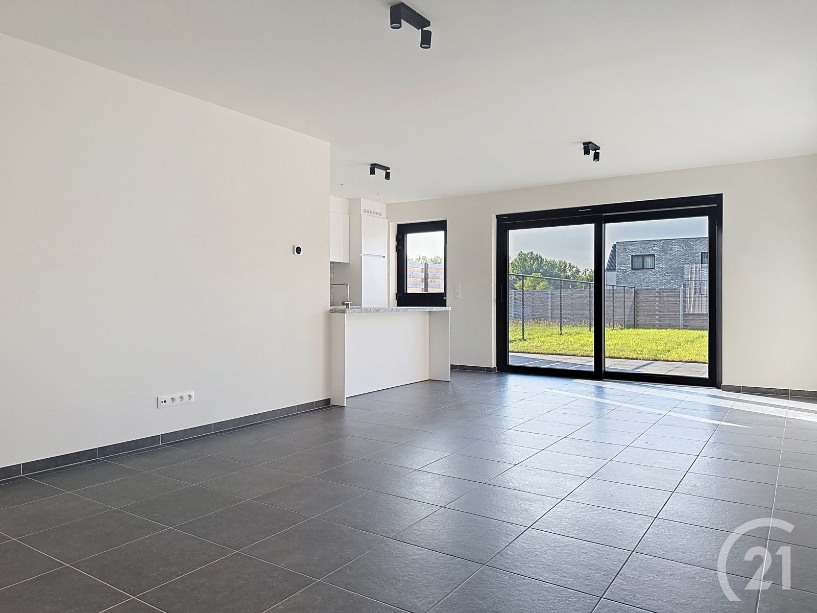 Nieuwbouwwoning te huur in een doodlopende straat !!! foto 3