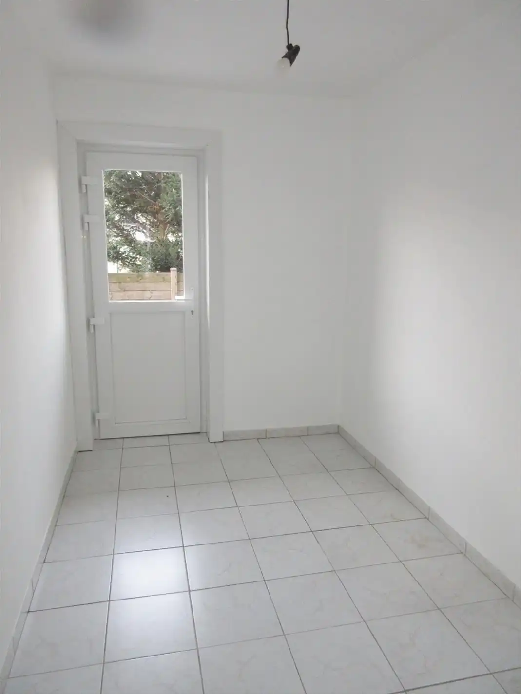 Volledig gerenoveerd 2 slaapkamer appartement met zonnige koer! foto 12