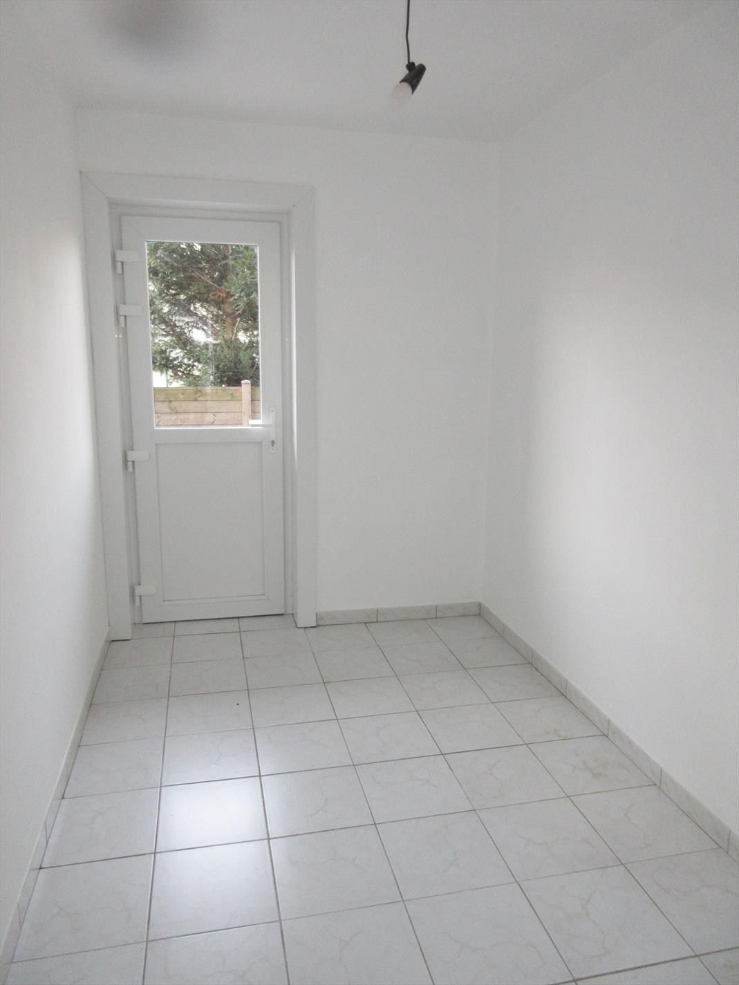 Volledig gerenoveerd 2 slaapkamer appartement met zonnige koer! foto 12