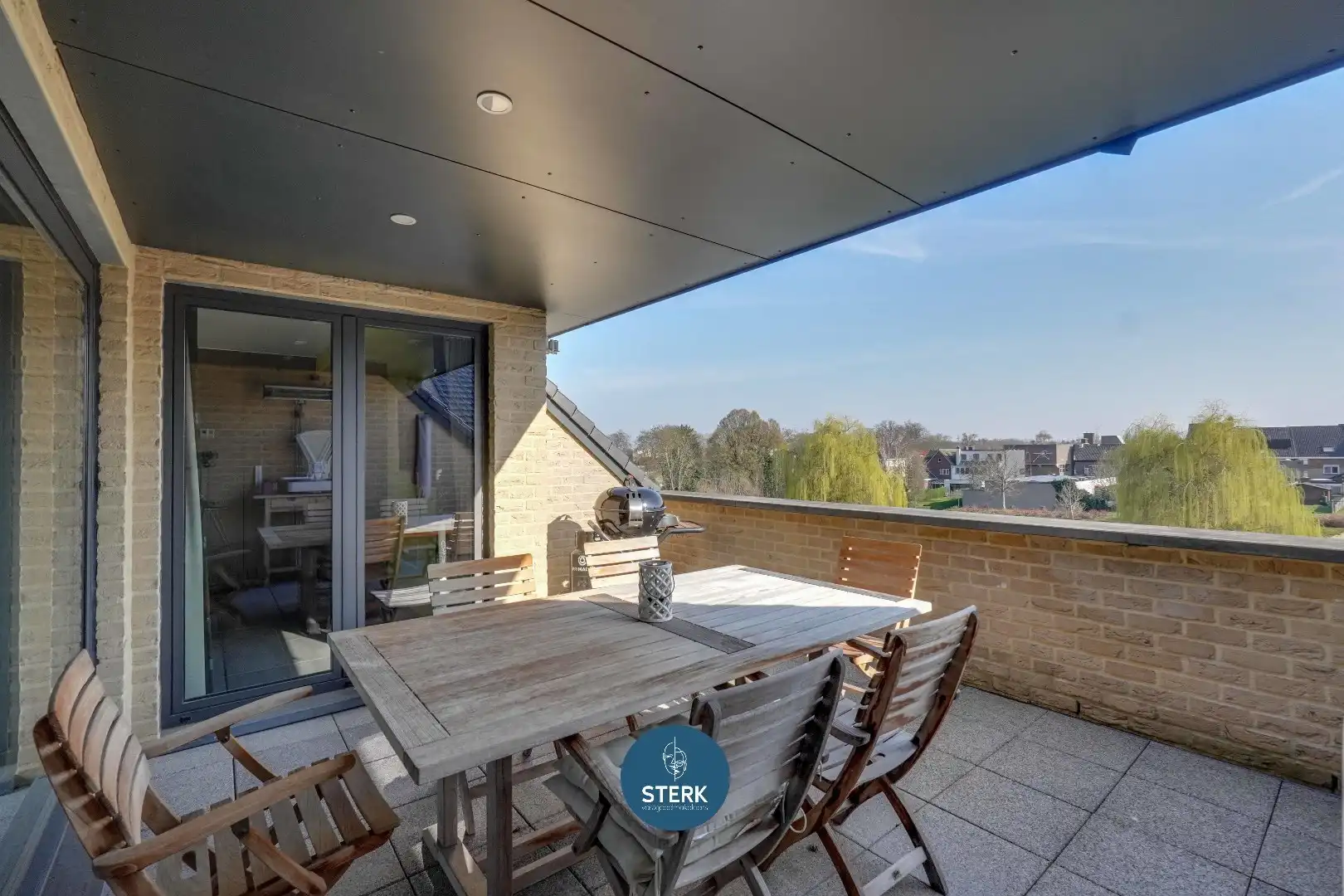 RIANTE DUPLEX MET 5 SLPKS, 2 BADKAMERS EN DUBBELE GARAGE IN CENTRUM LANAKEN ! foto 3