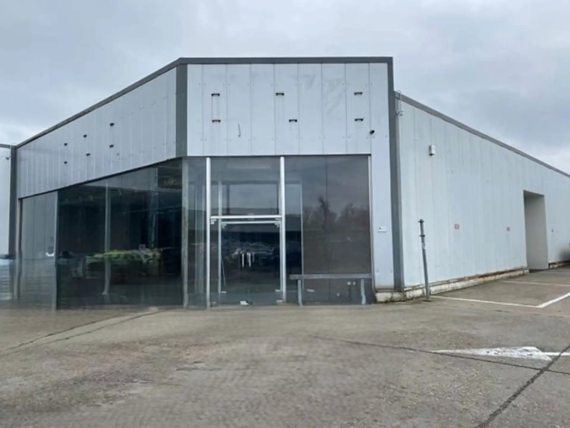 Magazijn met Kantoor en Showroom/Winkelruimte op zichtlocatie foto {{pictureIndex}}