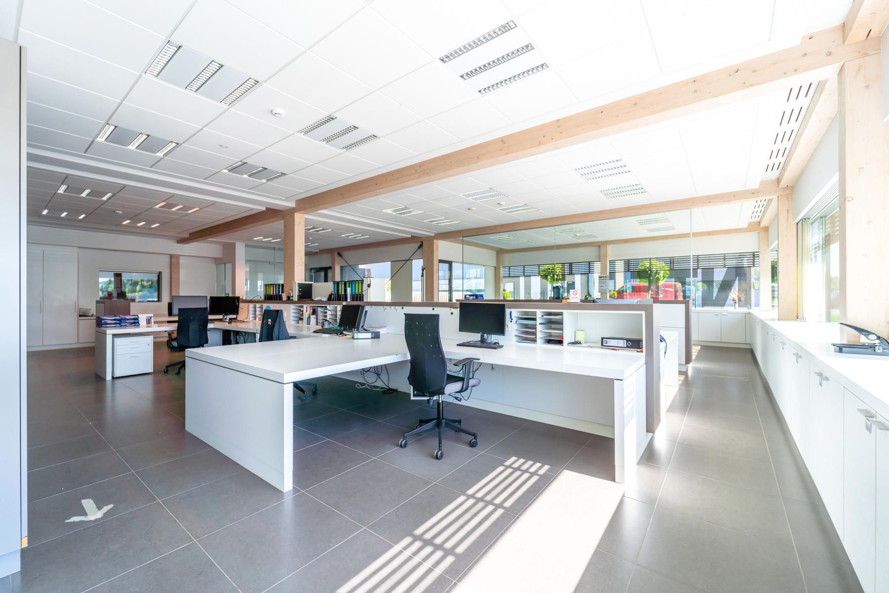 Multifunctioneel gebouw - hoge afwerkingsgraad - goede verbinding E313/E314. foto 15
