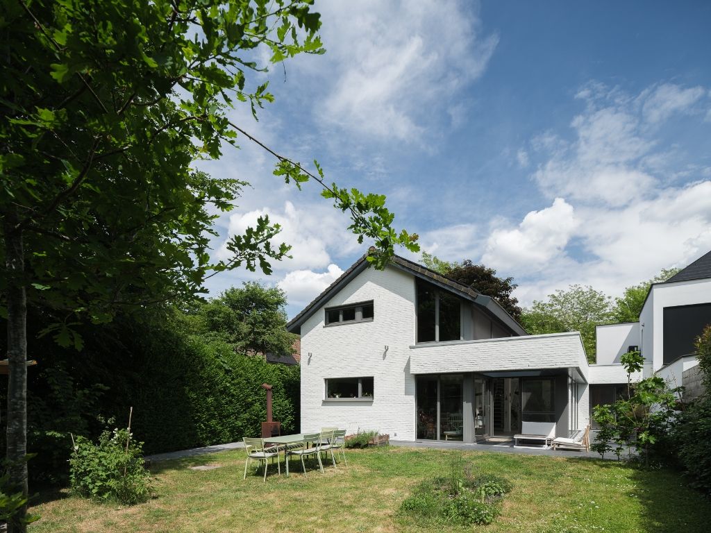 Ruime en energiezuinige woning (A-score) met de mogelijkheid tot combinatie woon/werk op een zeer gegeerde locatie te Sint-Martens-Latem. foto {{pictureIndex}}