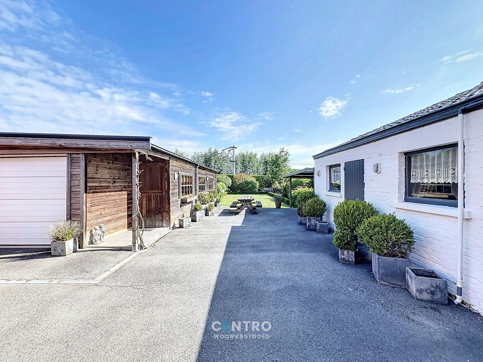 Woning met commerciële ruimte (eenvoudig om te vormen naar ruime leefruimte), 240m² bewoonbaar, extra tuinbergingen en DUBBELE garage te Torhout. foto 4