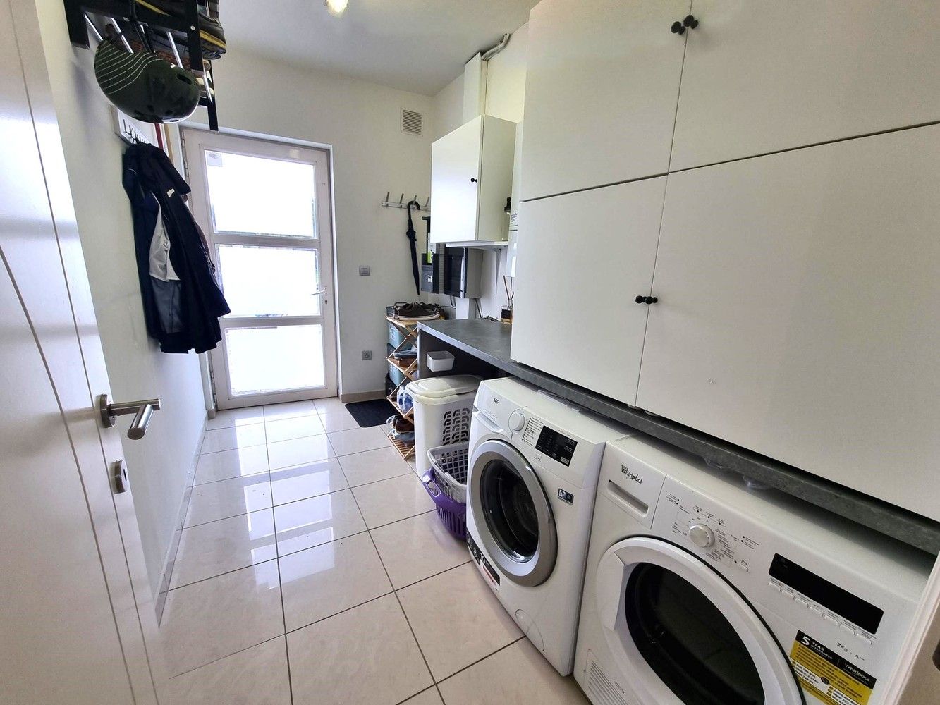 Instapklare, gerenoveerde woning met 2 slaapkamers, ruime garage en achterliggend groot terras foto 9
