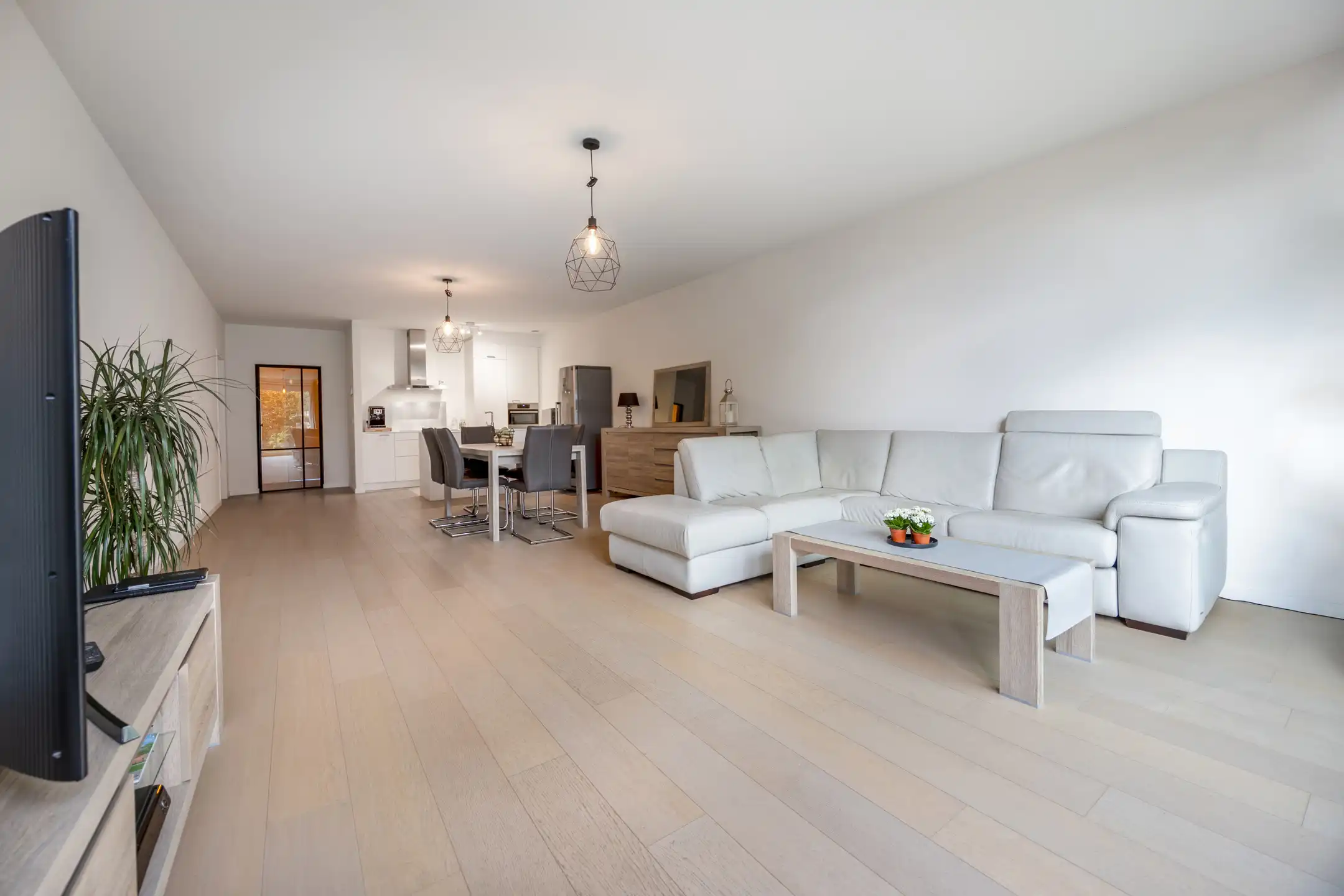 Instapklaar appartement met tuin in hartje Zandhoven foto {{pictureIndex}}