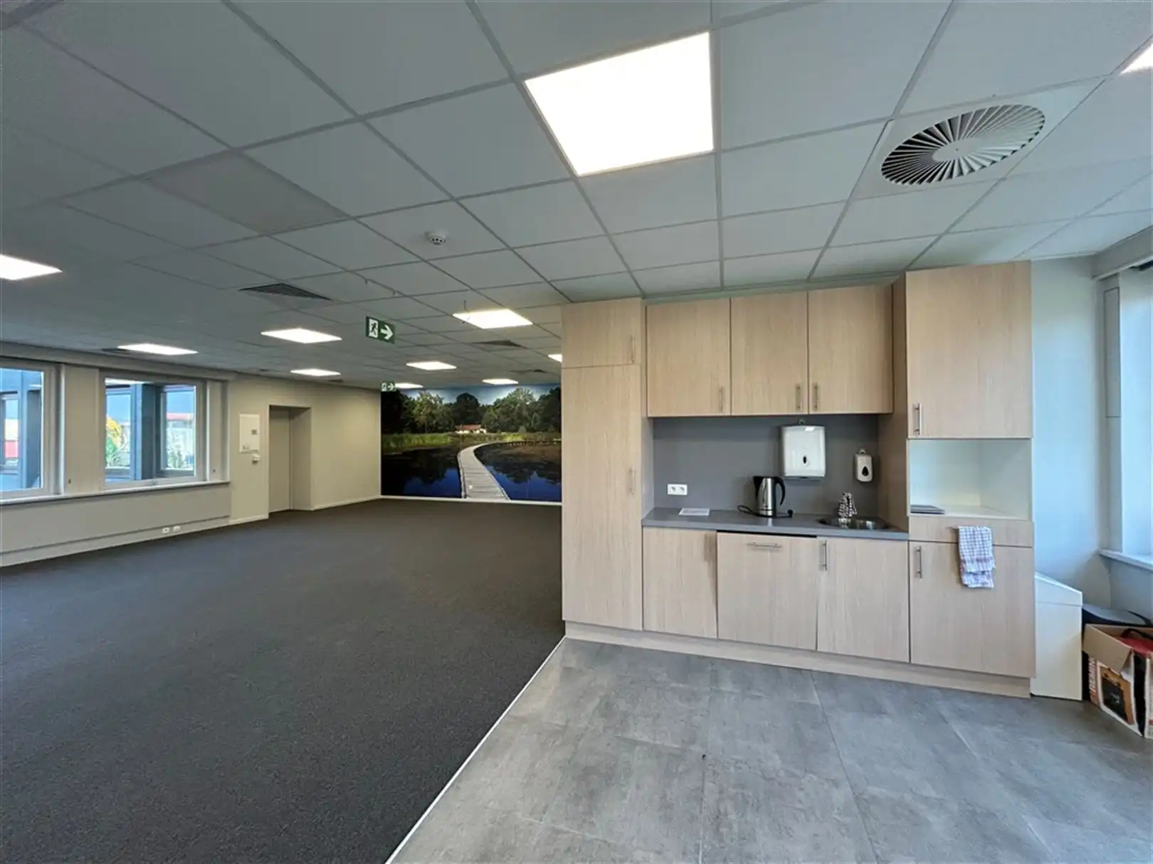 Multifunctioneel kantoorgebouw met veel parking te Houthalen foto 6