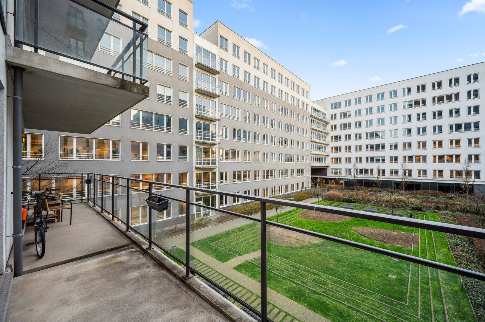 Spacious 3 bedroom apartment with garden view foto 3