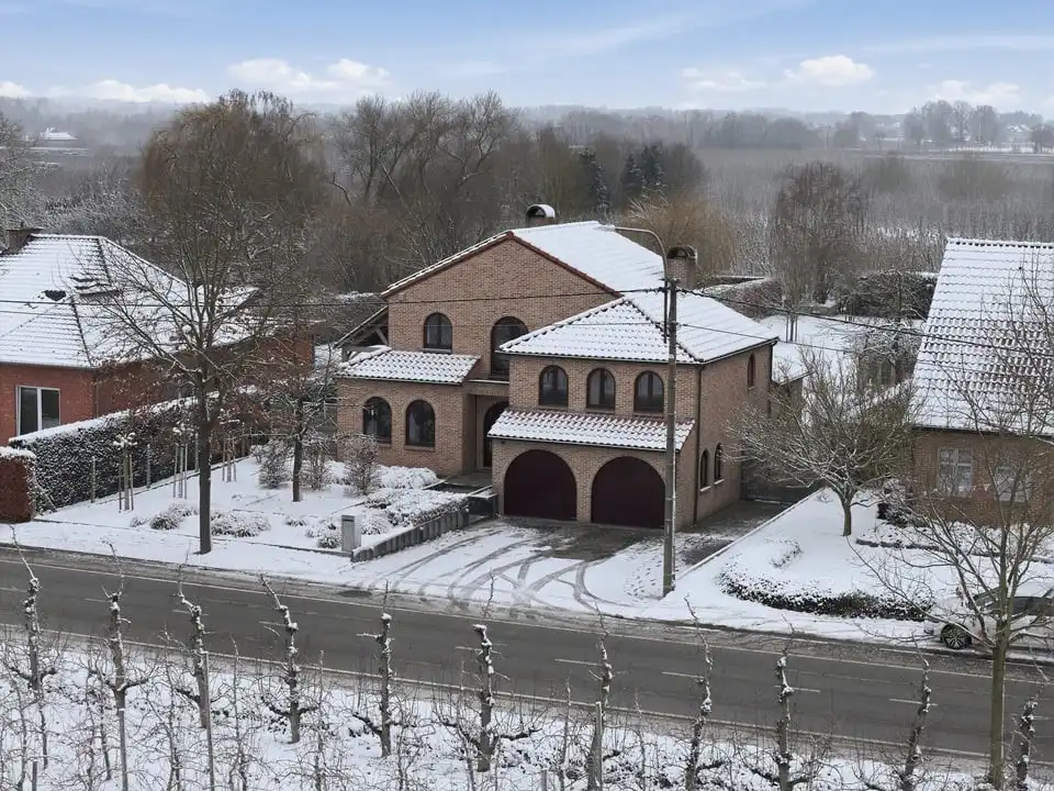 EXCLUSIEVE GEZINSWONING MET RUIME TUIN, 252M² WOONCOMFORT EN TOPLIGGING IN SINT-TRUIDEN foto 2