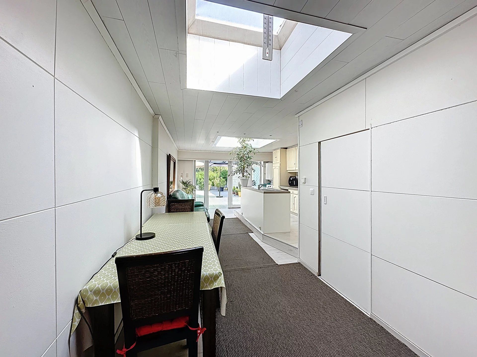 Super gezellige woning met groot terras, mooie bloementuin en carport. foto 6