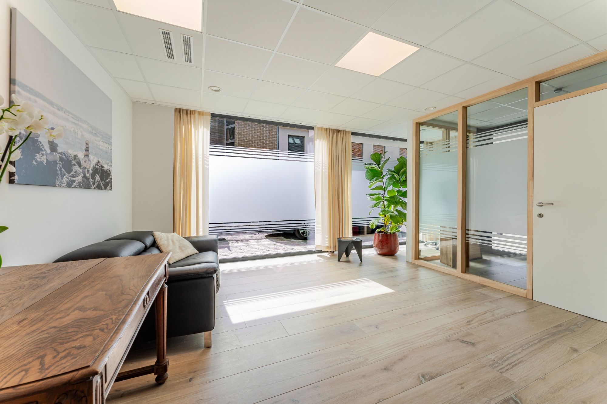 Groot (140m²) gelijkvloers appartement met praktijkruimte, 2 (mog. 3) slaapkamers en ruim terras/koer foto 5