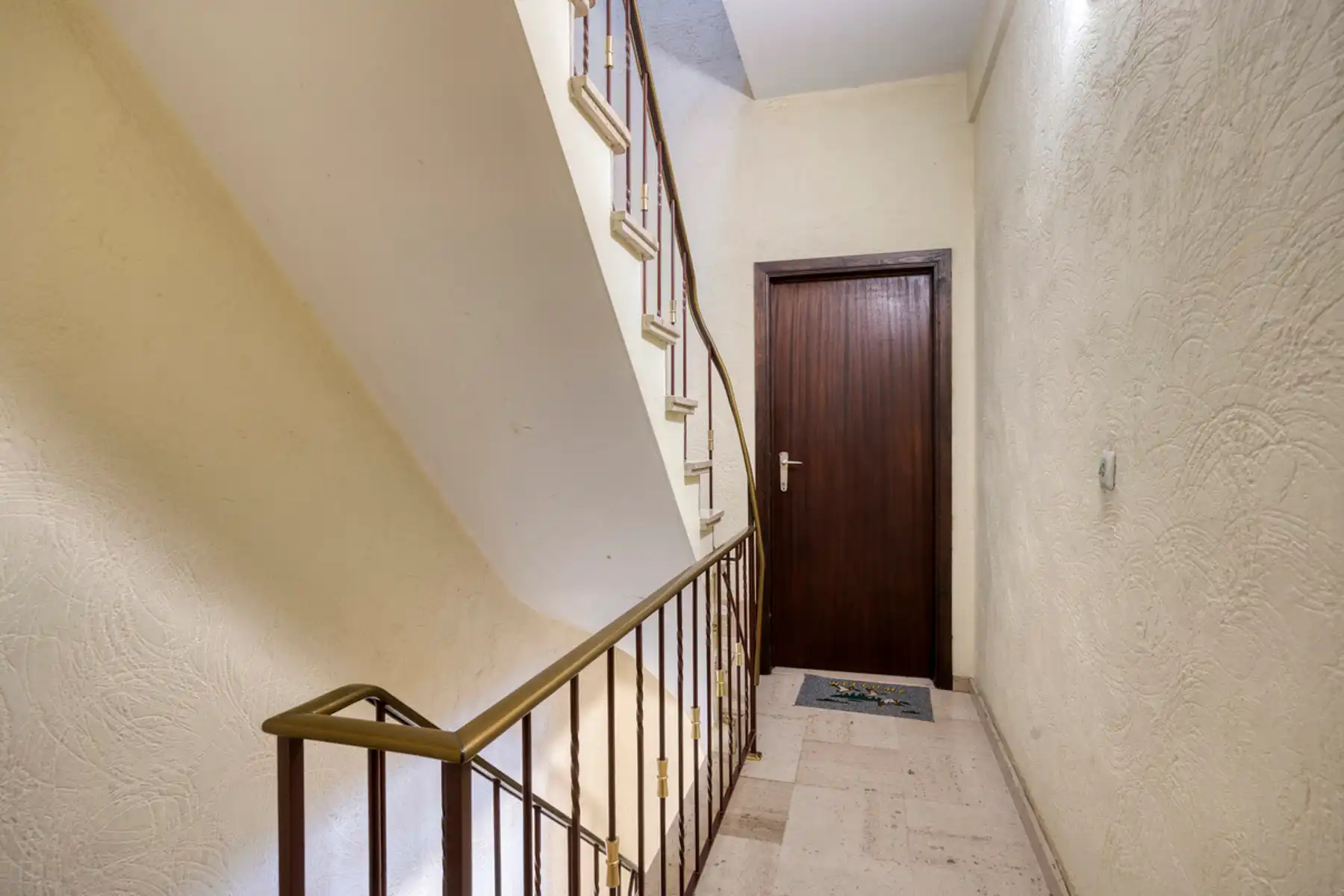 Appartementsgebouw met 5 app en achterliggende garages foto 16