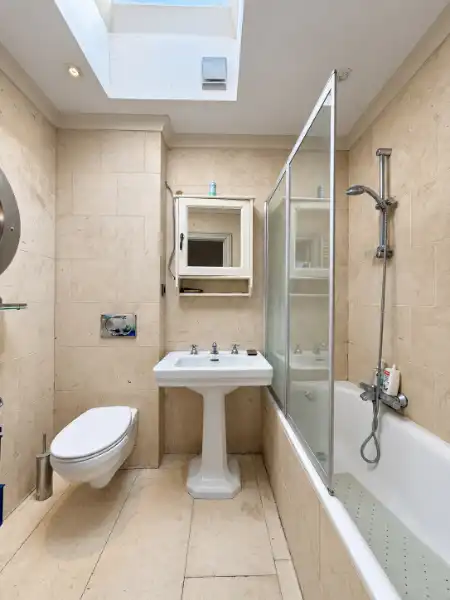 Klassevolle villa met royale ruimtes en mooie tuin in een residentiële buurt foto 24