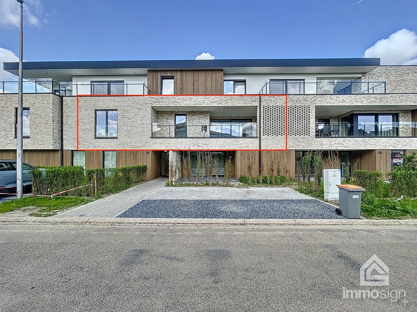 Instapklaar nieuwbouw appartement met 2 slaapkamers, terras, autostaanplaats en berging te Kinrooi foto {{pictureIndex}}
